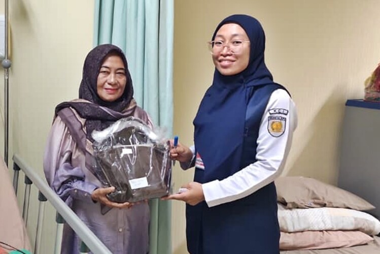 Petuga KAI menyerahkan barang yang tertinggal di gerbong krepada pemiliknya. Foto : Ist