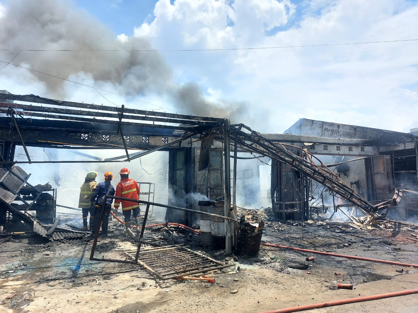 Kebakaran hebat melanda sebuah bengkel kendaraan di kawasan Pamulang 2, Rabu (1/4) siang. (tangselpos.id/rmn)