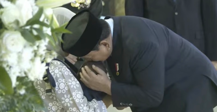 Presiden Prabowo saat mencium kening putra Serka Muhammad Nur Ichwan. yang gugur di Lebanon. Foto : Ist