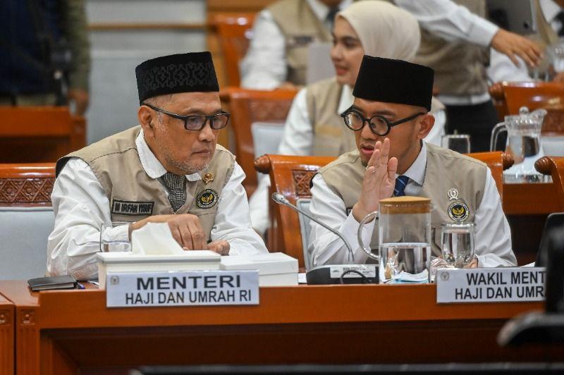 Menteri Haji dan Umrah Mochamad Irfan Yusuf (kanan) dan Wakil Menterivl Haji dan Umroh Dahnil Azhar (kanan) saat rapat dengan DPR. Foto : Ist