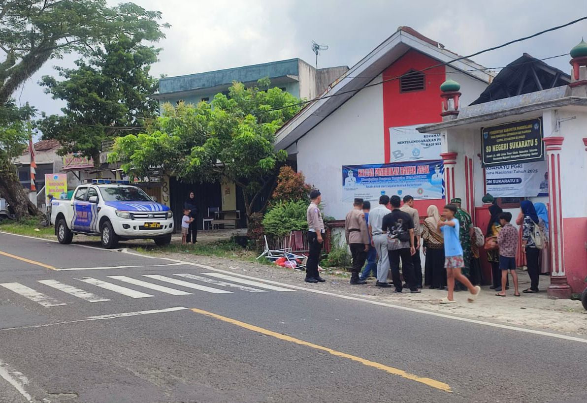 Sejumlah anggota Polisi terlihat sedang melakukan olah Tempat Kejadian Perkara (TKP) kecelakaan lalu lintas tunggal, di depan SD Negeri Sukaratu 5, Kecamatan Majasari, Kabupaten Pandeglang, Kamis (30/4). Foto : NIPAL SUTIANA/TANGSEL POS