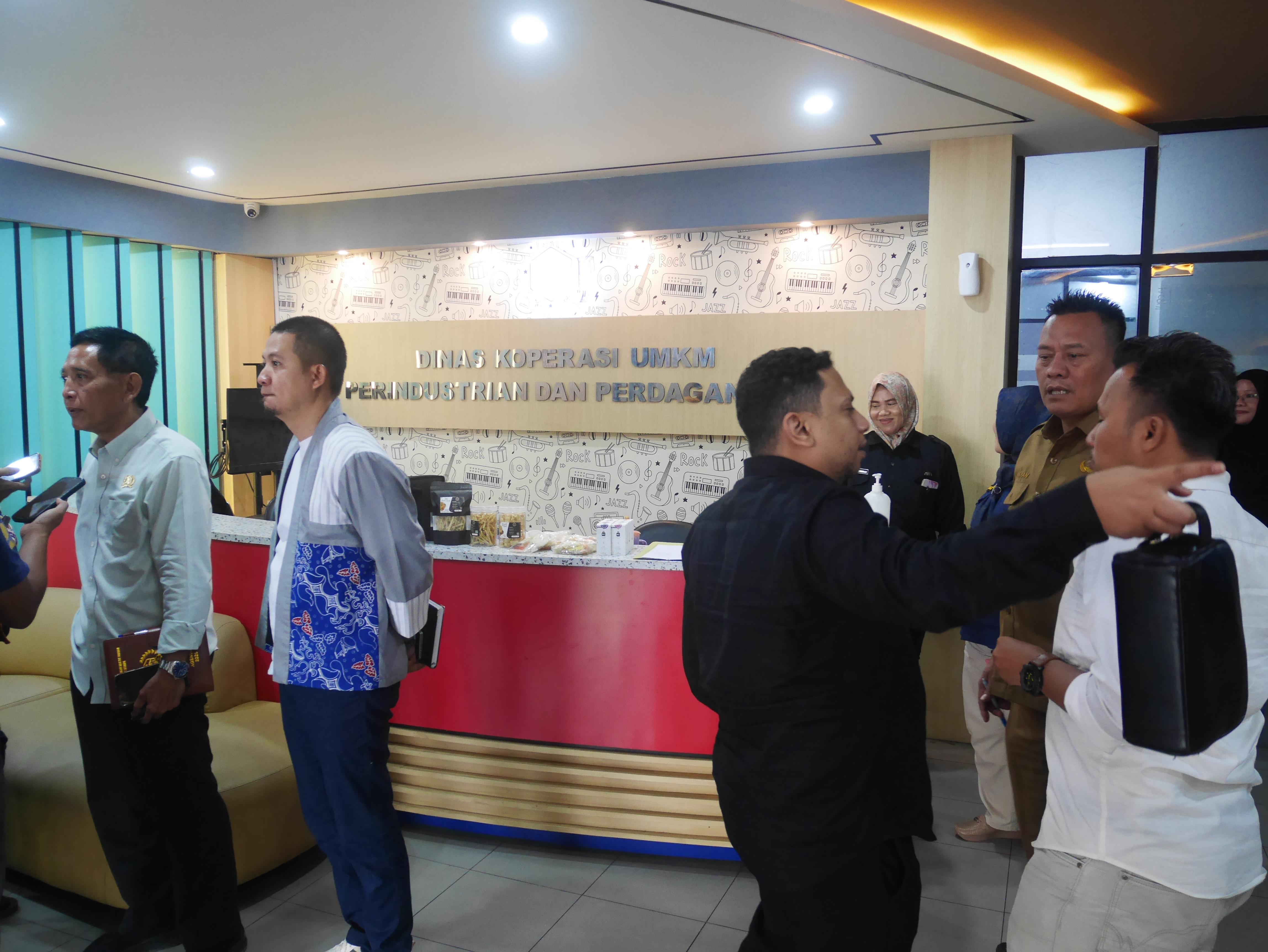 Rombongan Komisi II melakukan kunjungan kerja di Kantor Dinkopukmperindag Kota Serang di kawasan Pasar Lama, Selasa (14/4/2026).(Ari Supriadi-tangselpos.id)