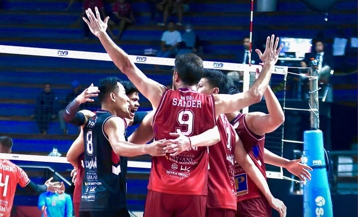 Selebrasi tim Lavani usai menang 3-1 dari Samator. Foto : Ist