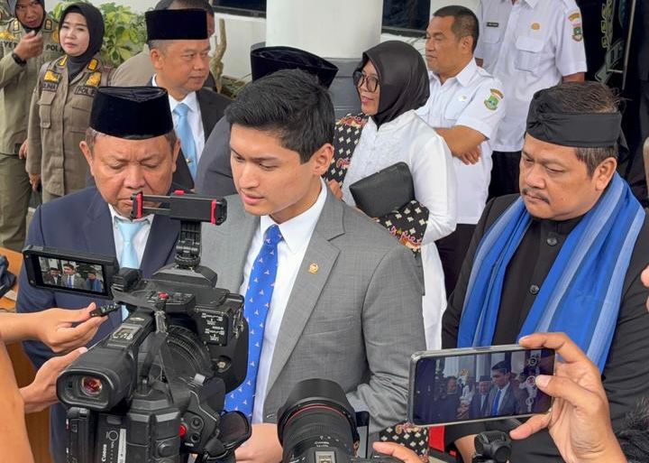 WAWANCARA. Rizki Natakusumah diwawancarai usai Paripurna HUT ke-152 Pandeglang di DPRD, Rabu (1/4). (Nipal/Tangsel Pos)