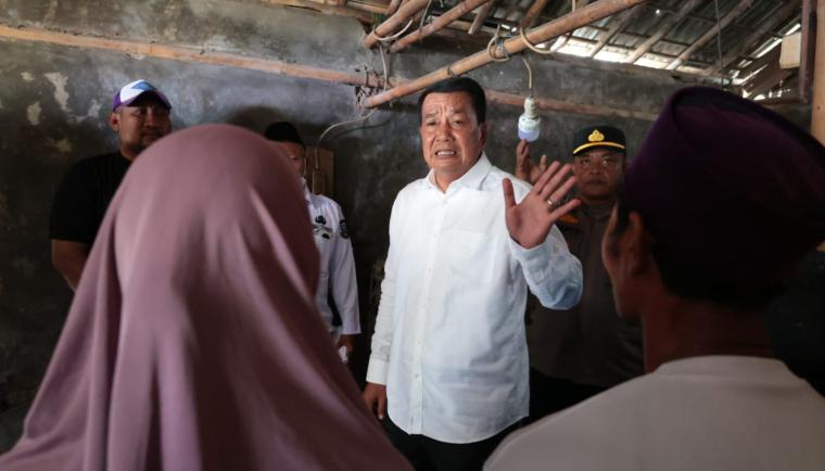 Bupati Tangerang, Moch. Maesyal Rasyid, saat melakukan kunjungan ke salah satu rumah tidak layak huni di Desa Sukawali Kecamatan Pakuhaji, Rabu (1/4).