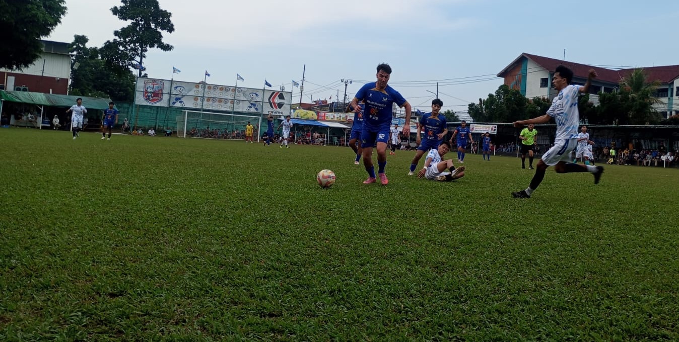 Pemain Mamah Muda, Nathan Zoe menggiring bola pada laga lawan Adiba Charvi, Rabu (29/04/2026).(tangselpos.id).