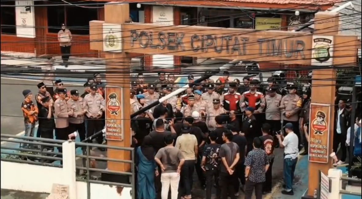 Polsek Ciputat Timurgelar simula menghadapi demo. Simulasi itu digelar di markas Polsek Ciputat Timur, Rabu (8/4).