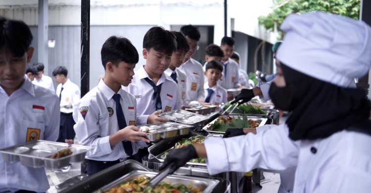 Siswa SMP Negeri 1 Cianjur saat mengambil menu MBG yang disajikan secara prasmanan. Foto : Bakom RI