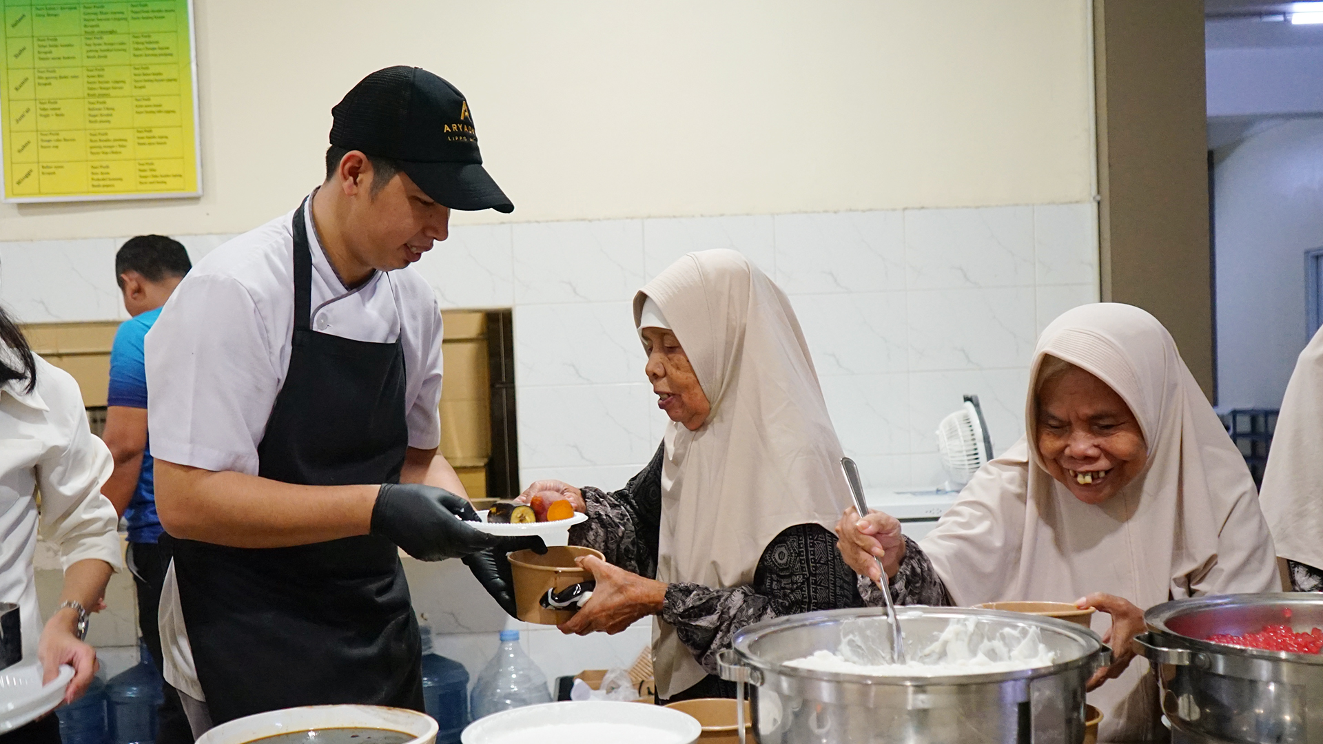 Kehangatan acara semakin terasa dengan sajian makanan tradisional bergizi. (Dok. Aryaduta)