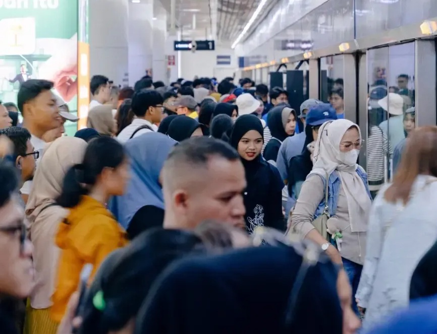 Pegawai swasta hendak pergi ke kantor menggunakan MRT. Foto : Ist