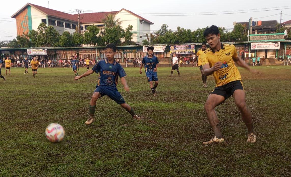 Laga antara KYB Solar dengan Kheliru FC berlangsung ketat, Selasa (07/04/2026).(tangselpos.id).