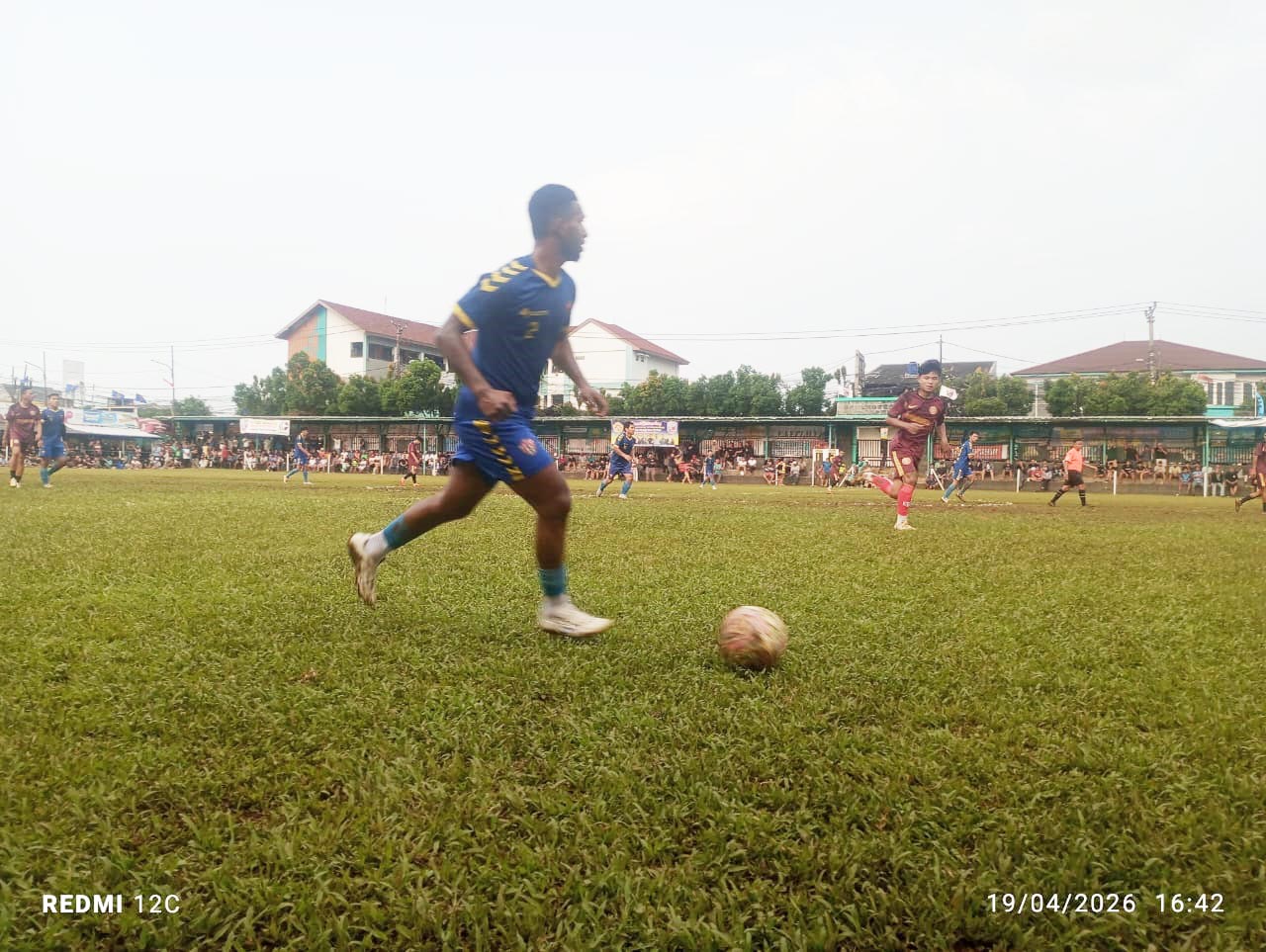 Adriano jadi andalan Diklat Pakujaya di sayap kanan, Minggu (19/04/2026). (tangselpos.id).