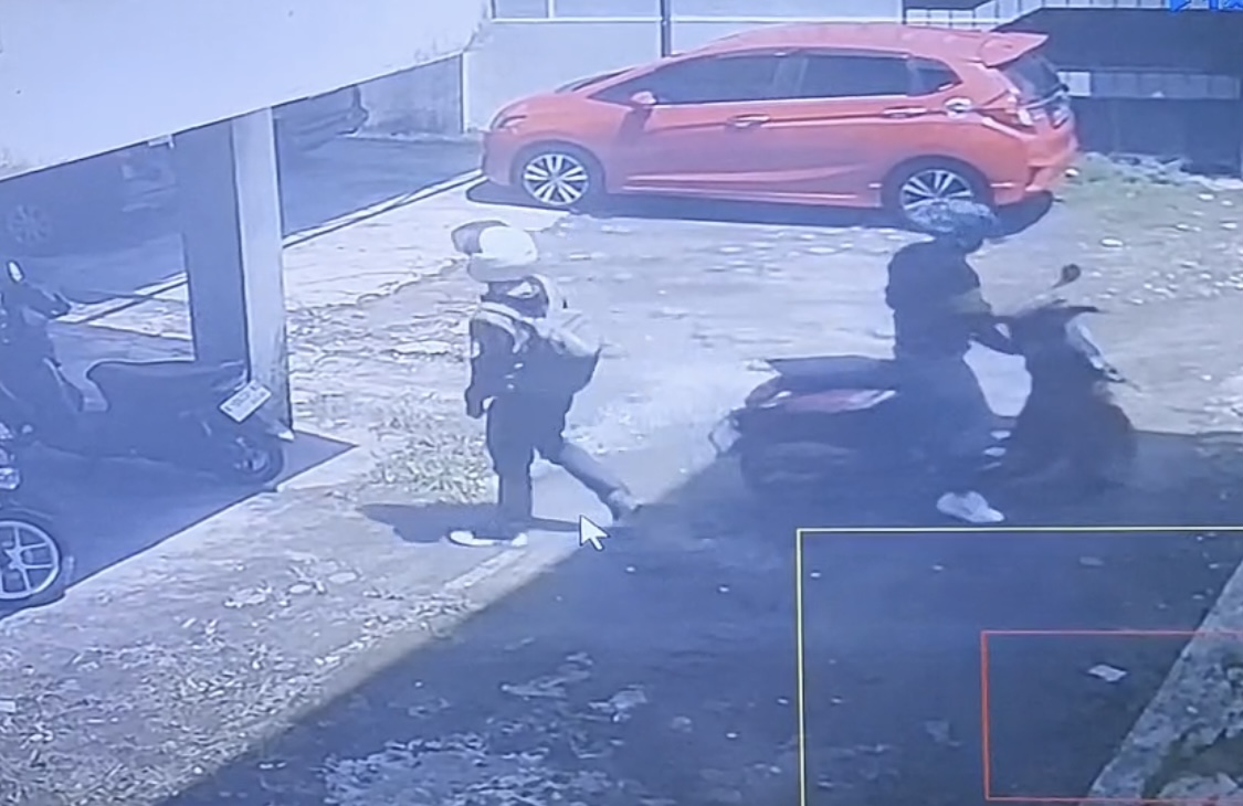 Dua pelaku pencurian kendaraan bermotor, sedang melakukan aksinya di halaman Kantor Bapenda Pandeglang, sekitar pukul 10.35 WIB, Kamis (16/4).