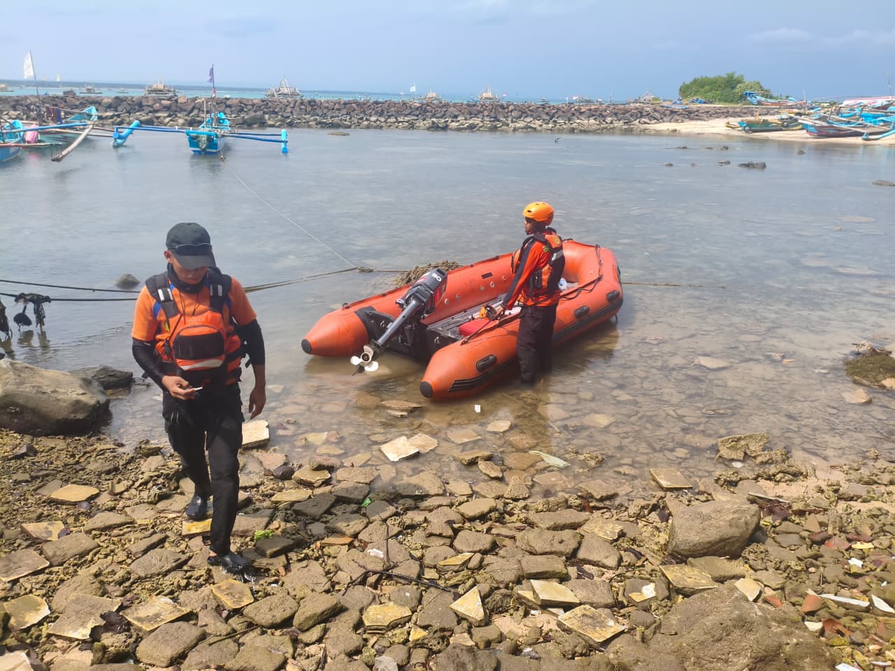 PENCARIAN. Tim SAR Gabungan hendak melakukan pencarian terhadap nelayan yang hilang saat berenang menyelamatkan kapalnya, di perairan laut Muara Binuangeun, Kabupaten Lebak, Rabu (22/4). (DOK. BASARNAS BANTEN)