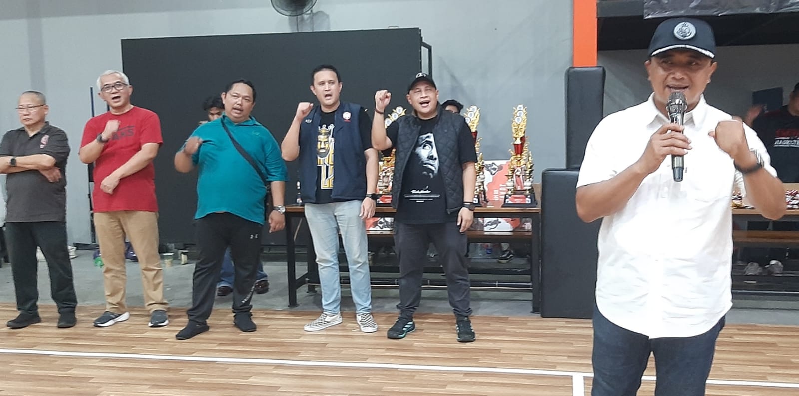 Kadispora Tangsel Mukroni bersama ketua umum Perbasi Tangsel M. Hisyam saat penutupan Acara Kejurkot di respect basketball arena BSD. (tangselpos.id/irawan)