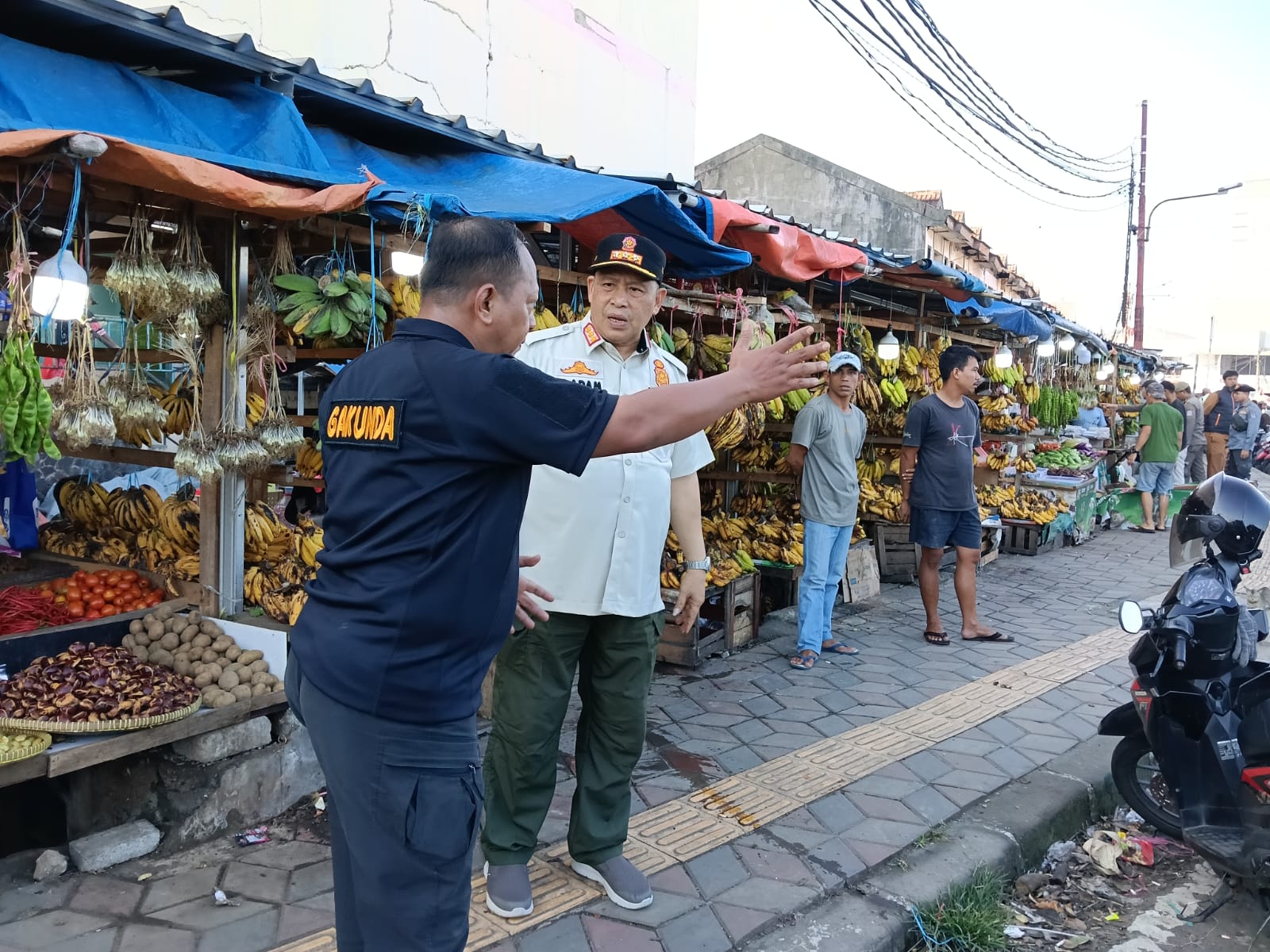 Petugas gabungan kembali menertibkan kawasan Pasar Ciputat, Senin (13/4). (tangselpos.id/rmn)