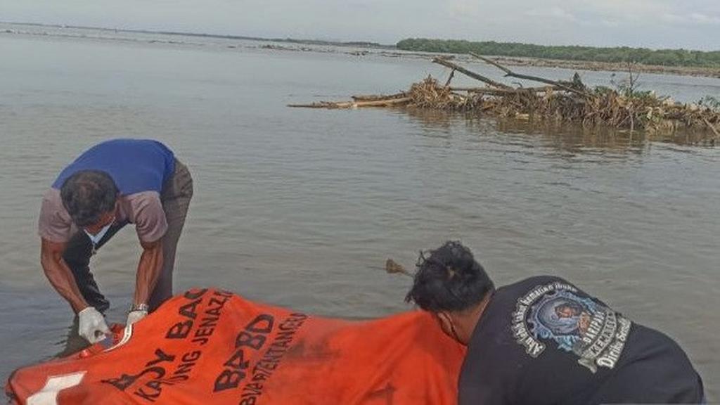 Mayat Lelaki ditemukan di muara Kaliadem, Desa Karang Serang, Kecamatan Sukadiri, Kabupaten Tangerang. Fotov: Ist