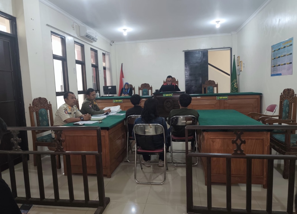 Para pelaku sedang menjalani sidang Tipiring membuang sampah di tempat terlarang, di Pengadilan Negeri Pandeglang, Rabu (8/4).