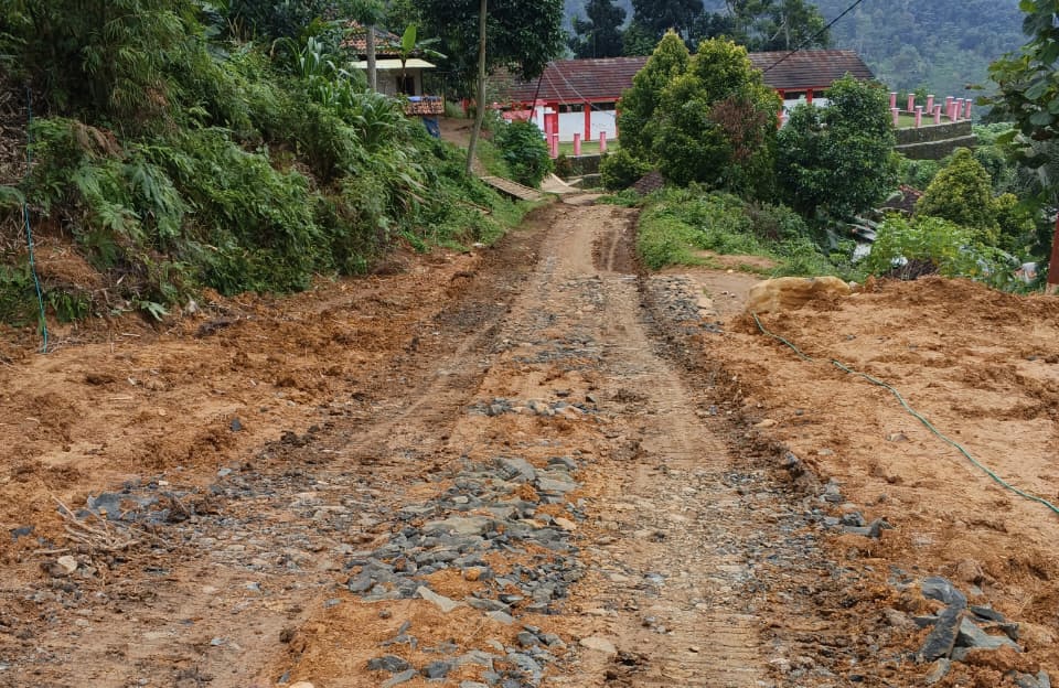 Pembangunan pengerasan jalan akses menuju Huntara, di Kecamatan Lebakgedong, Kabupaten Lebak, hingga kini terlihat belum selesai.