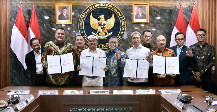 Menko Pangan Zulkifli Hasan pada penandatanganan Perjanjian Kerja Sama (PKS) antara pemerintah daerah dan Badan Usaha Pengembang dan Pengelola (BUPP) untuk proyek Pengolahan Sampah menjadi Energi Listrik (PSEL) di tiga wilayah: Denpasar Raya, Bogor Raya, dan Kota Bekasi. Foto : Ist