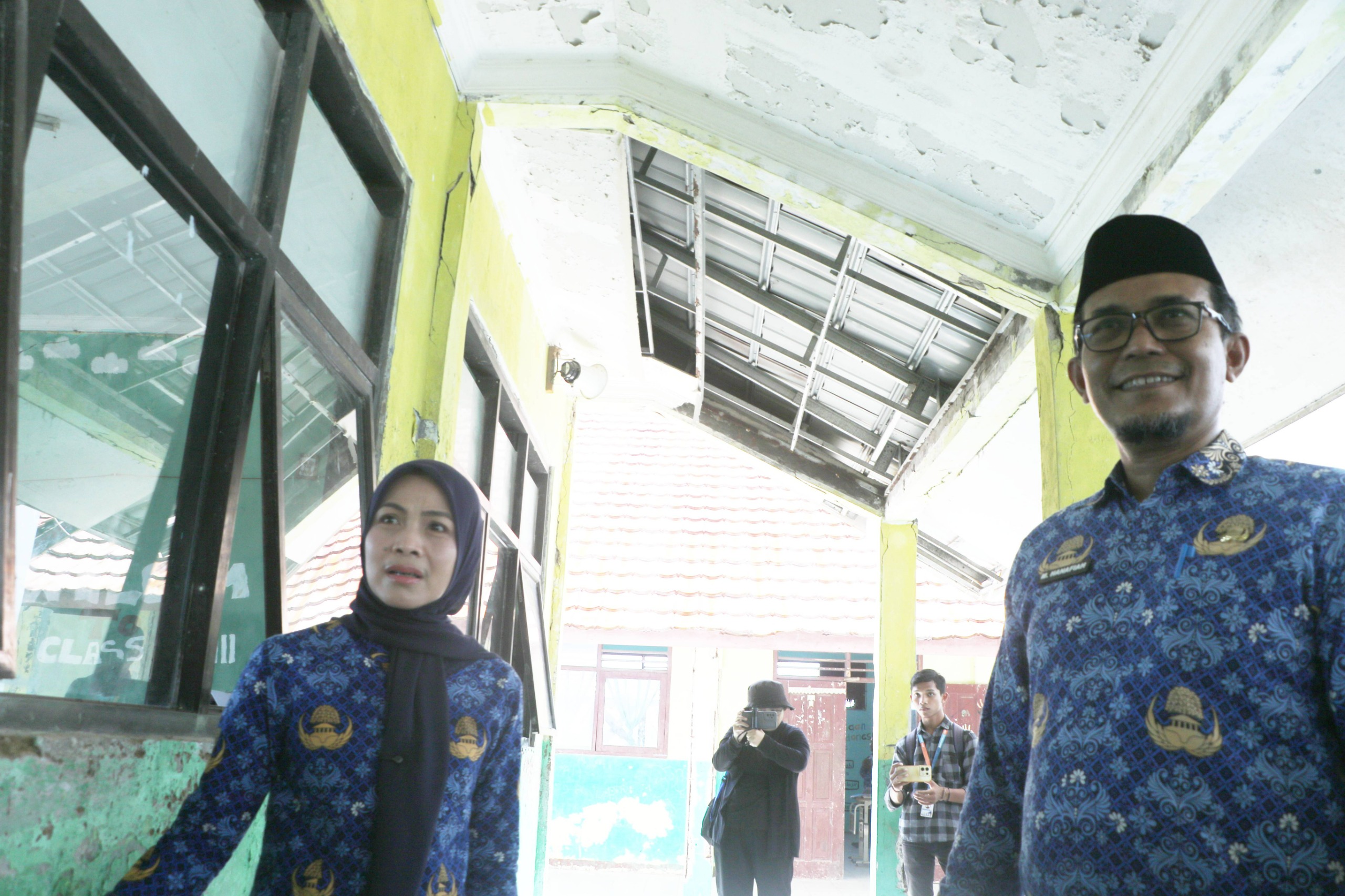 Bupati Serang Ratu Rachmatuzakiyah meninjau SMPN 2 Tirtayasa di Kampung Berangbang, Desa Lontar, Kecamatan Tirtayasa pada Senin (27/4). HUMAS PEMKAB SERANG