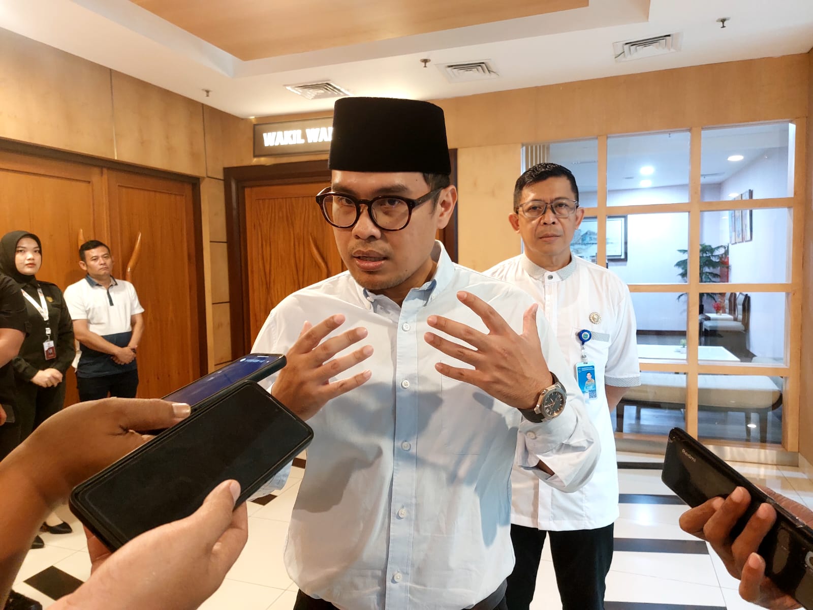 Wakil Wali Kota Tangsel, Pilar Saha Ichsan saat diwawancara mengenai pemanggilan pengembang di Puspemkot Tangsel. Foto : Rahman/TP