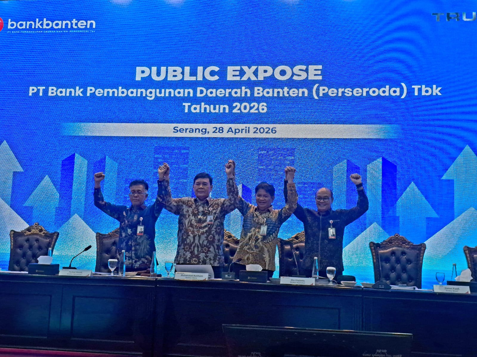 PUBLIC EXPOSE. Direktur Utama Bank Banten Muhammad Bushtami (kedua dari kiri) bersama jajarannya dalam public expose kepada media usai menggelar Rapat Umum Pemegang Saham Tahunan PT Bank Pembangunan Daerah Banten (Perseroda) Tbk di Pendopo Gubernur Banten, KP3B, Kota Serang, Selasa (28/4). YULIAWATI SARIPUDIN