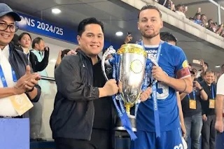 Ketum PSSI Erick Thohir saat menyerahkan Piala Liga Indonesia 2024/2025 kepada Kapten Persib Mack Klok. Foto : Ist