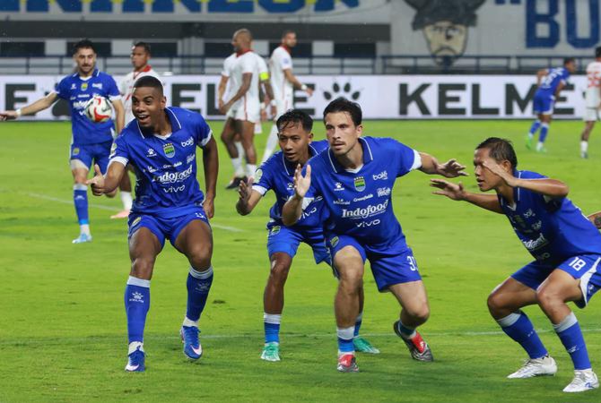 Selebrasi skuad Persib usai menang 4-2 di kandang Bhayangkara. Foto : Ist