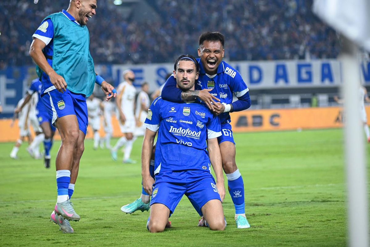 Selebrasi skuad Persib usai bermain imbang 2-2 dengan Dewa United. Foto : Ist