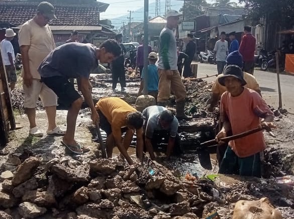 Petani bersama warga dan para pihak lainnya, sedang melakukan normalisasi dengan cara membongkar jembatan yang mengganggu irigasi ke persawahan, di lingkungan Pasar Jiput, Kecamatan Jiput, Kabupaten Pandeglang, Minggu (5/4).