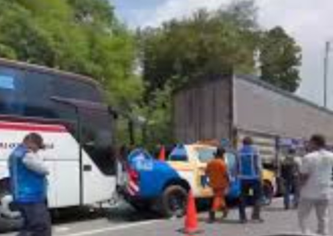 Tabrakan beruntun melibatkan 3 mobil di Tol Cipularang. Foto : Ist