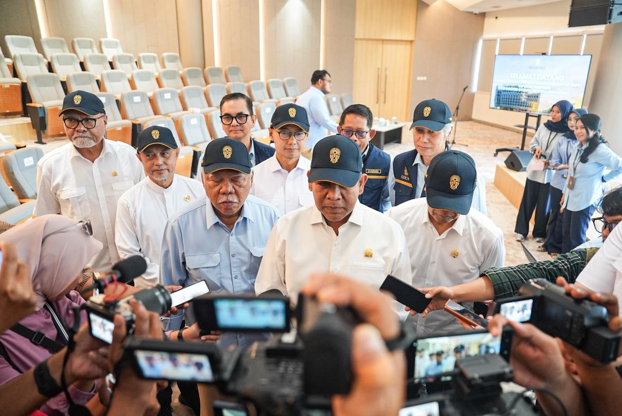 Ketua MPR Ahmad Muzani (tengah depan) saat lonferensi pers di IKN. Foto : Ist