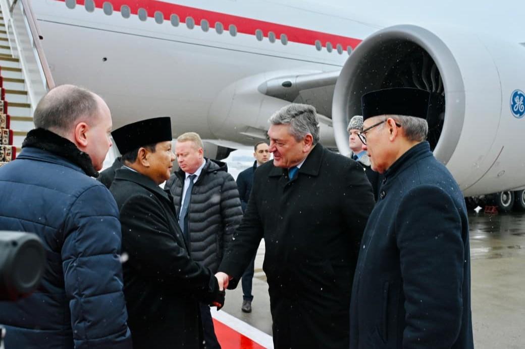 Presiden Prabowo saat tiba di Bandara Vnukovo-2, Moskow, Rusia, pada Senin pagi (13/4/2026) waktu setempat. Foto : Ist