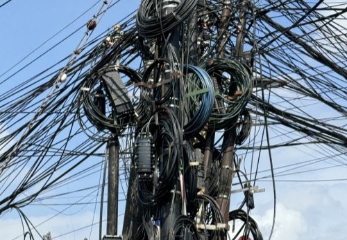 Kabel bergelantungan merusak pemandangan. Foto : Ist