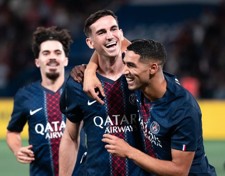 Selebrasi skuad PSG usai menang 3-0 dari Angers SCO. Foto : Ist