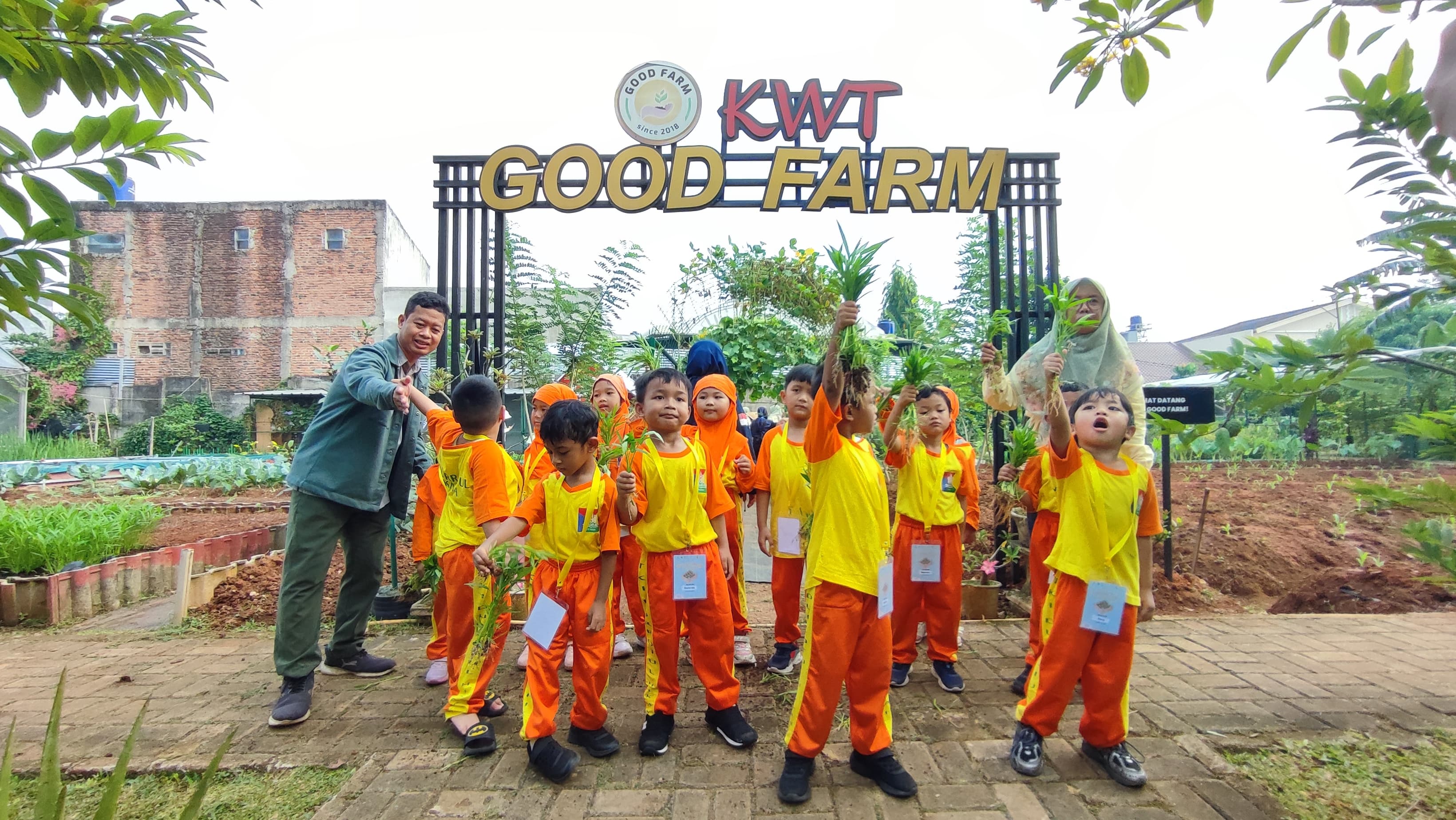 Suasana ceria mewarnai kegiatan Panen Raya di KWT Good Farm Pakujaya, Serpong Utara, Kamis (30/4/2026). (tangselpos.id/lim)