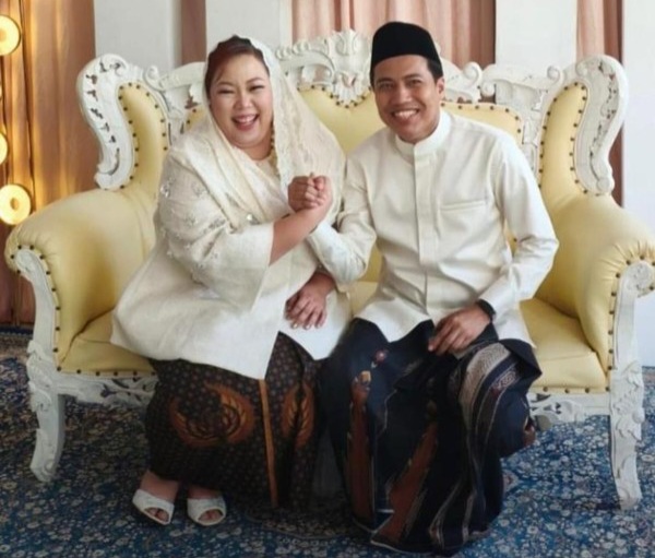 Putri Gus Dus Inayah Wahid dan sang suami Muhammad Shalahuddin atau yang dikenal sebagai Lora Mamak. Foto : Ist