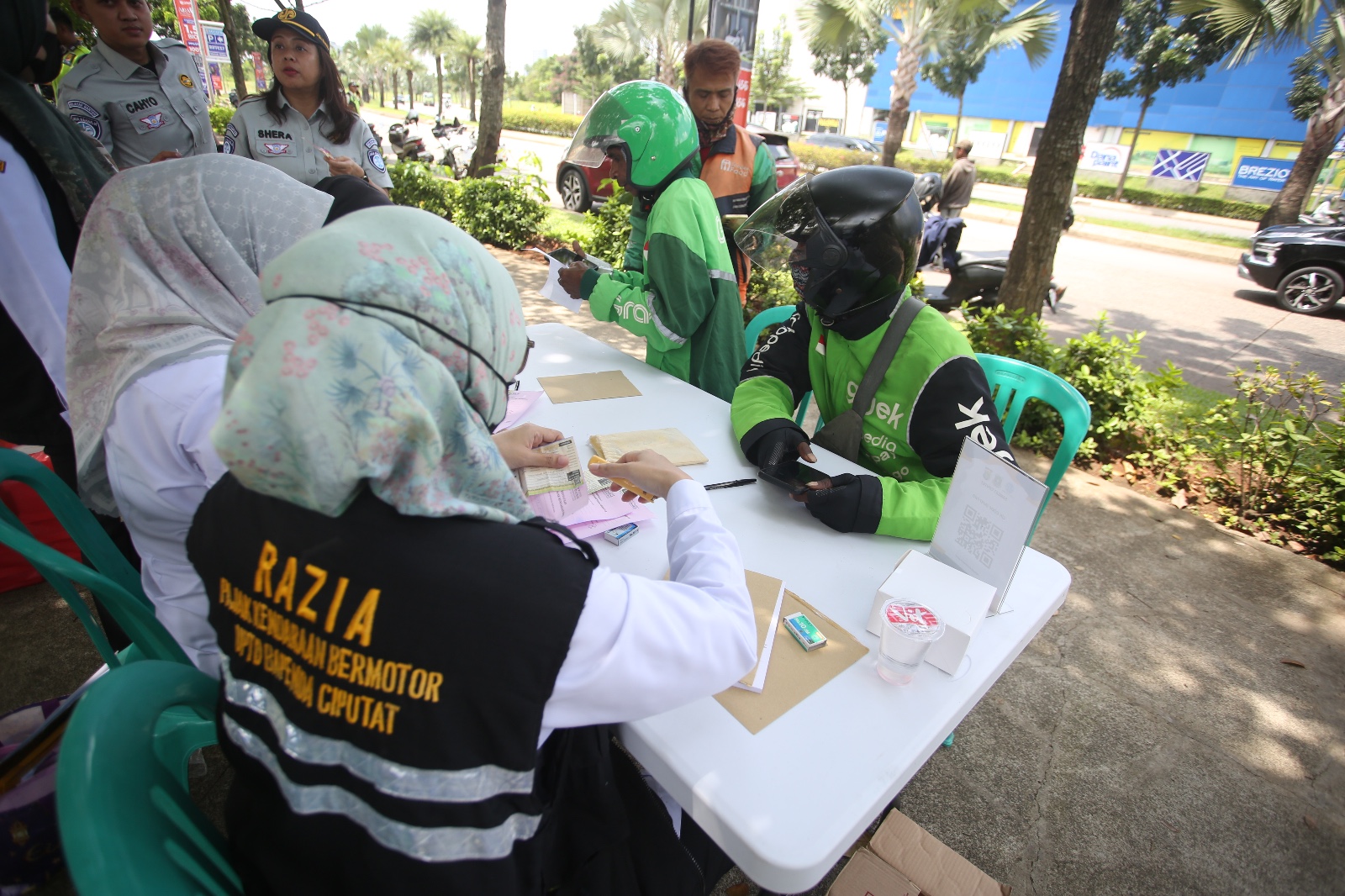 Uptd Samsat Ciputat menjaring ratusan kendaraan penunggak bayar pajak saat menggelar razia.