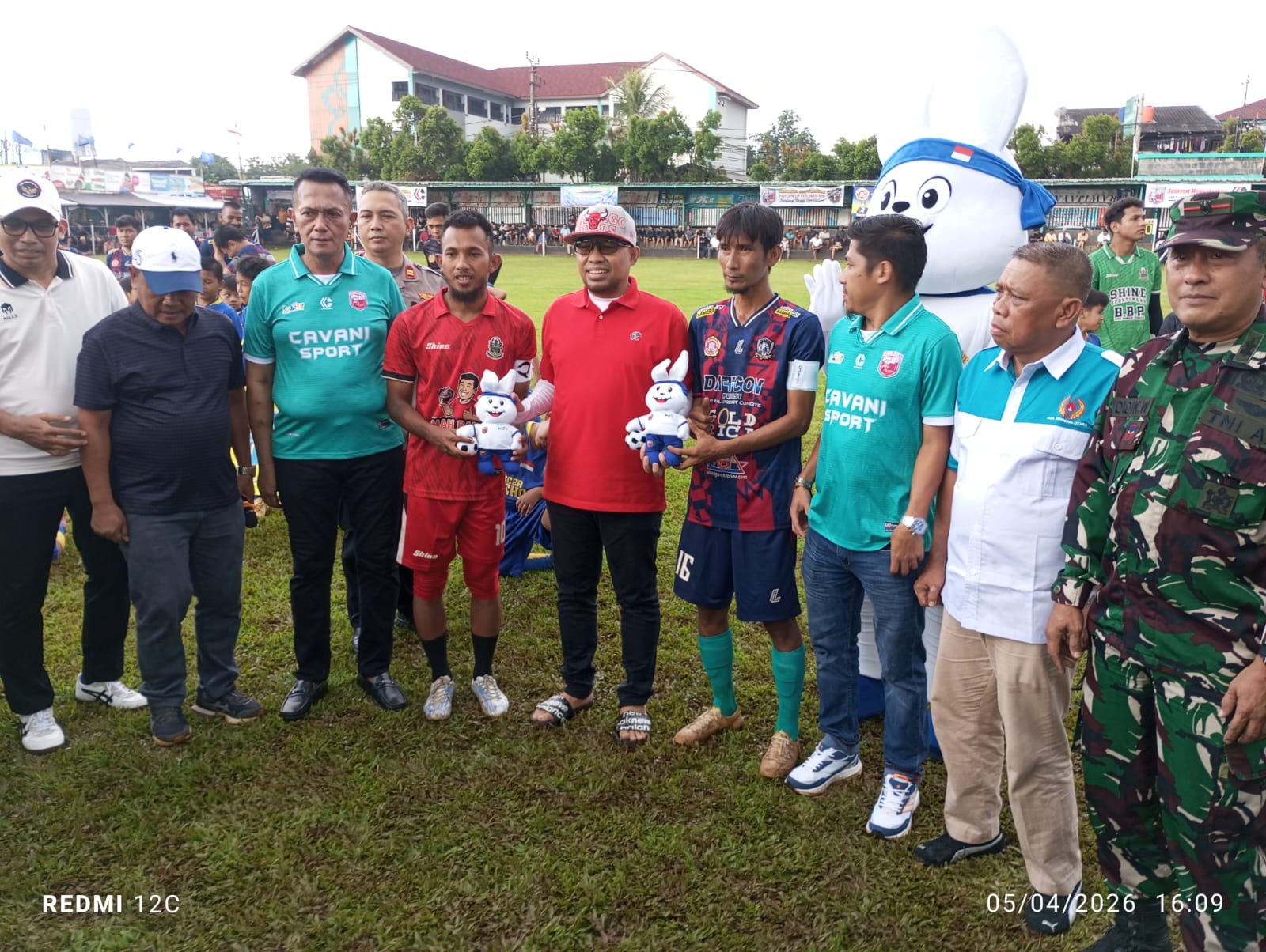 Maskot kelinci diserahkan kepada kedua kapten kesebelasan yang bertanding di laga pembuka.(tangselpos.id)