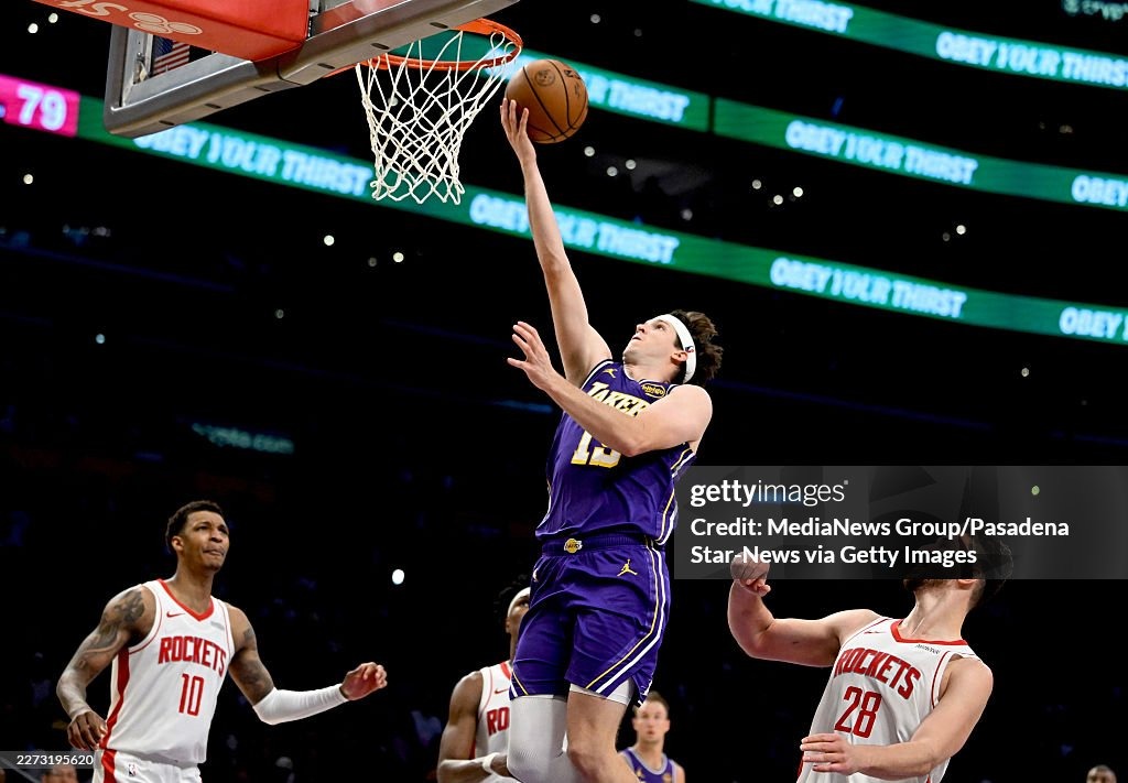 Austin Reaves mencoba menembus pertahanan Houston Rockets pada Game 5 playoff. Meski tampil agresif usai kembali bermain, Los Angeles Lakers harus mengakui keunggulan Rockets yang memaksa laga berlanjut ke Game 6. Foto : Ist