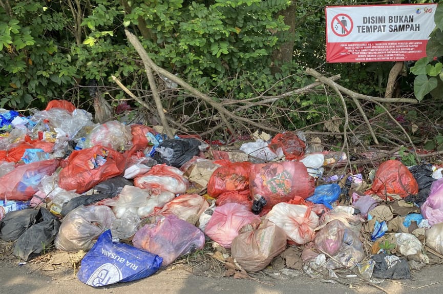 Sampah liar di bahu Jalan Warunggunung-Tunjung Teja, Kecamatan Warunggunung Kabupaten Lebak, terlihat berserakan dan menggunung, kemarin.