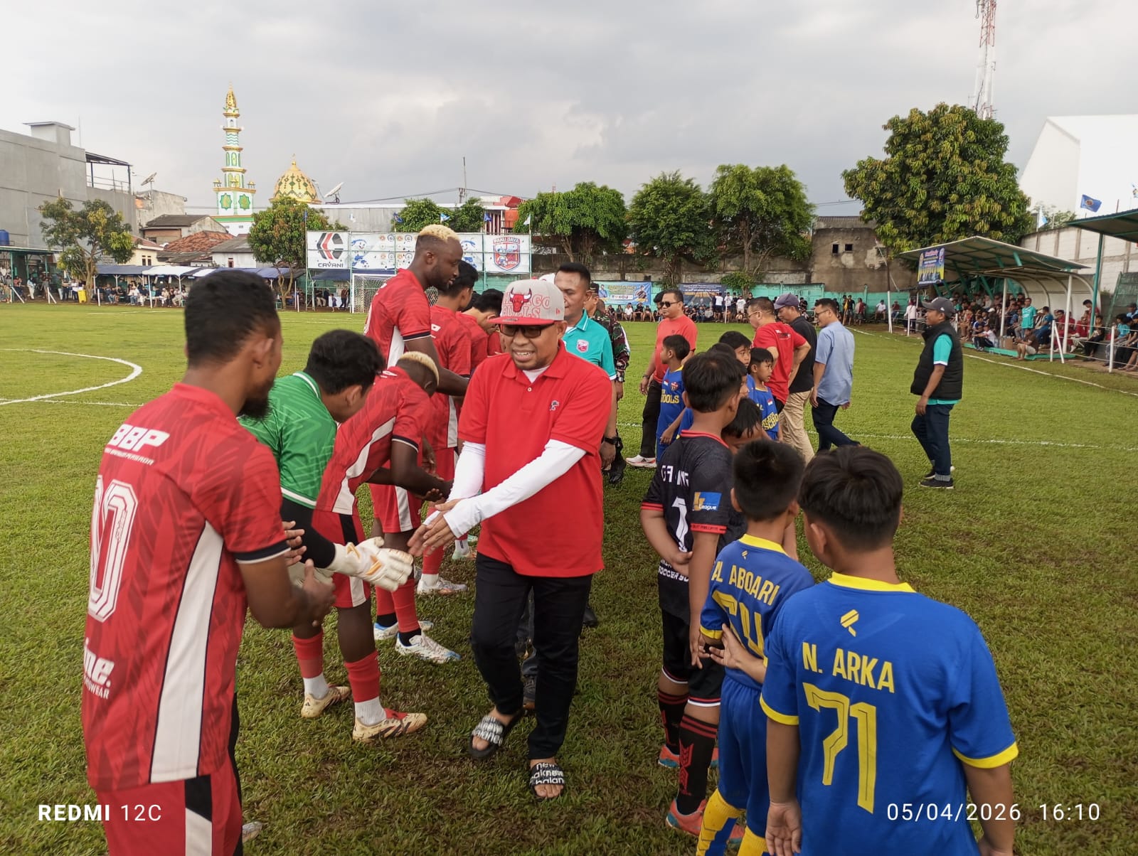 Wakil Ketua DPRD Tangsel, Wanto Sugito bersalaman kepada para pemain.(tangselpos.id)