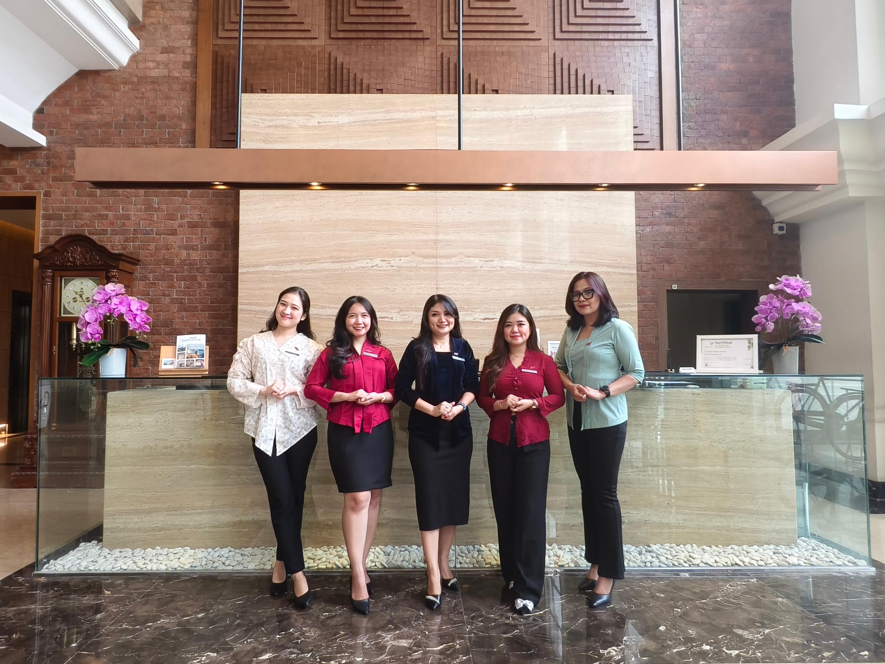 Perempuan Grand Zuri BSD City tampil anggun mengenakan kebaya saat memperingati Hari Kartini di area lobi hotel, Selasa (21/4/2026). (tangselpos.id/lim)