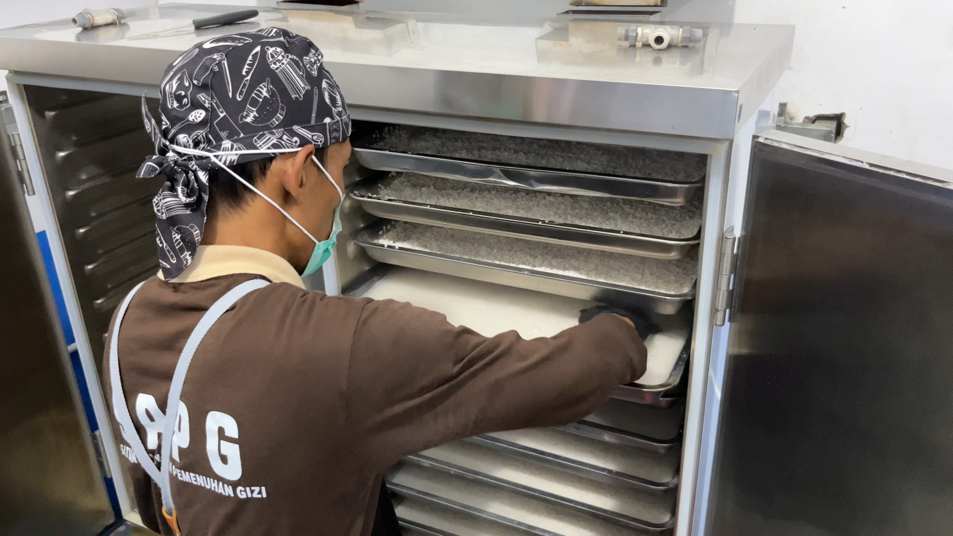 Susanto (37) warga Karanganyar kini bekerja di dapur MBG. Foto : Ist