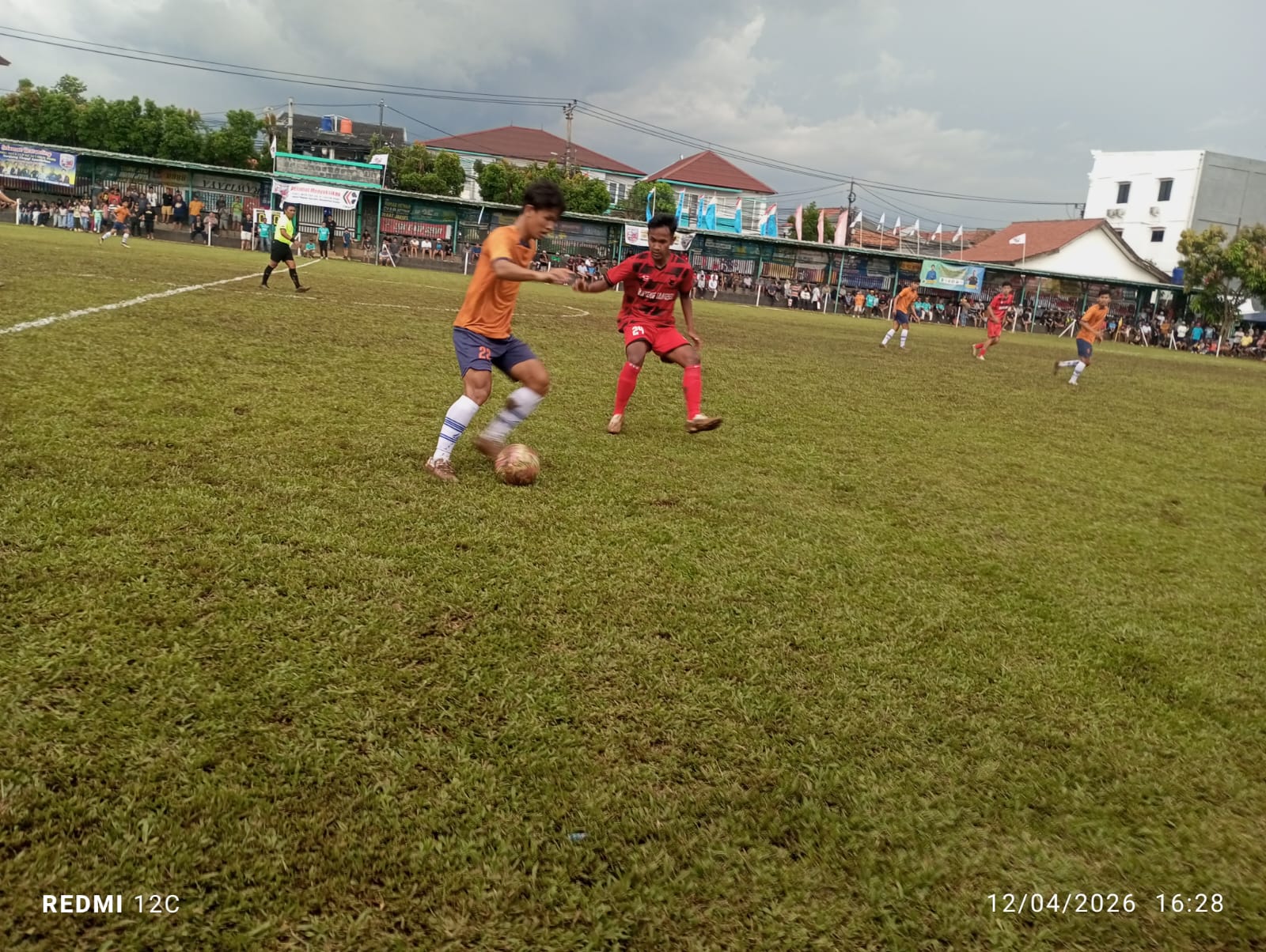 Pemain Dejan FC coba lewati hadangan pemain Sahabat Perjuangan pada laga Minggu (12/04/2026). (tangselpos.id).
