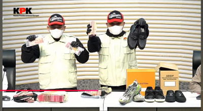 Sepatu mewah milik Bupati Tulungagung yang jadi ikut dipamerkan saat konferensi pers di KPK. Foto : Ist