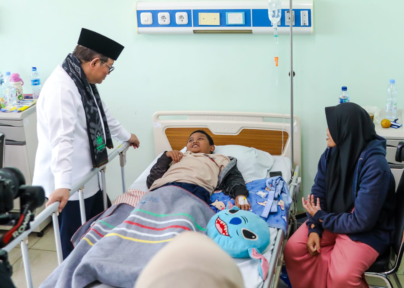 Gubernur Pramono saat menjenguk murid yang sedang dirawat di rumah sakit. Foto : Ist