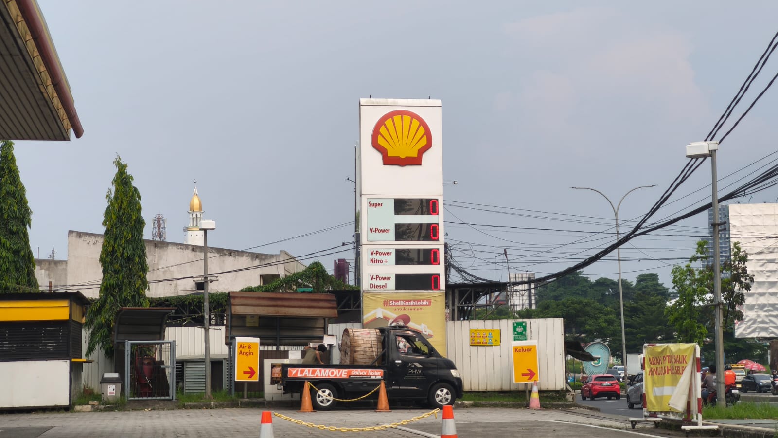 Papan harga BBM di SPBU Shell kawasan BSD menunjukkan angka Rp0, menandakan stok bahan bakar masih kosong dan belum tersedia bagi konsumen. Foto Emir GM