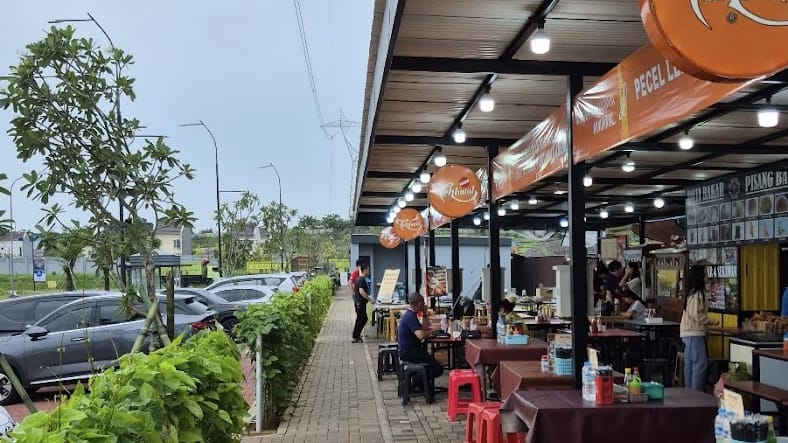 Suasana sentra kuliner Taman Rasa Gading Serpong yang semakin ramai dikunjungi warga, menghadirkan beragam pilihan makanan dalam konsep semi-outdoor di kawasan Pasadena Central District. Foto : Emir MG